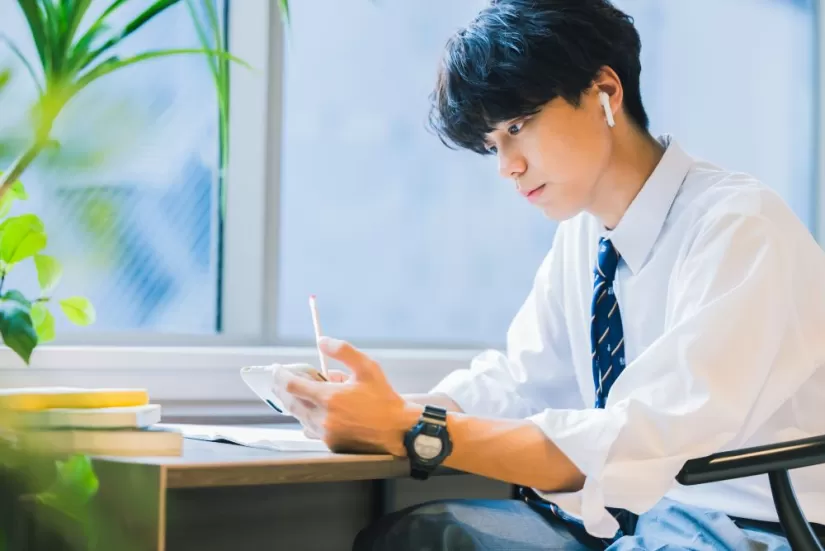 スキマ時間で勉強する男子高校生